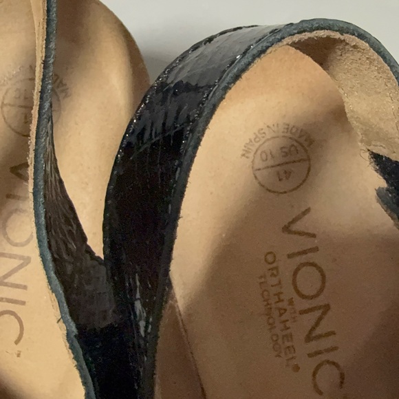 Vionic Black Textured Sandals - Picture 4 of 6